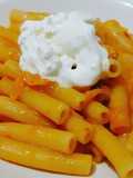 Pasta con crema di peperoni e stracciatella