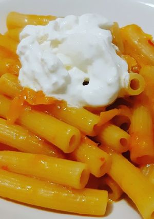 Foto di Pasta con crema di peperoni e stracciatella
