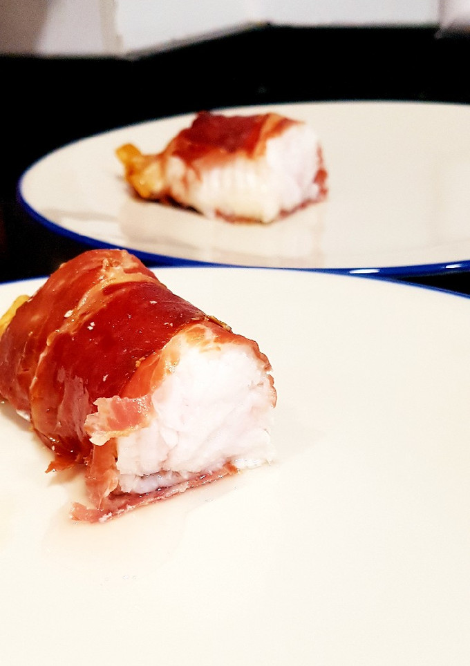 Una foto de Rape envuelto en jamón al horno