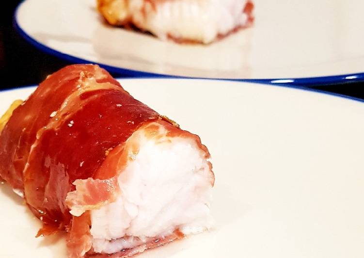Rape envuelto en jamón al horno