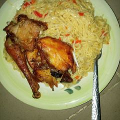 A picture of Indomie en fried chiken.