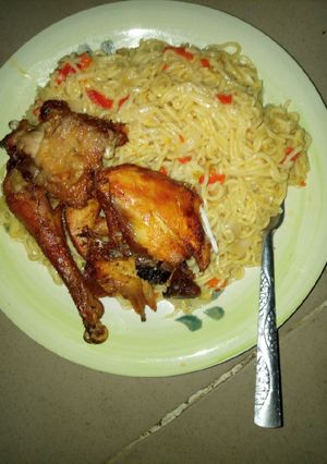 A picture of Indomie en fried chiken.