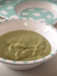 Una foto de Papilla con guisantes y pollo 🥣🍗🥔