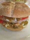 Hamburguesa de pollo con pan rústico y pimientos asados a tu gusto