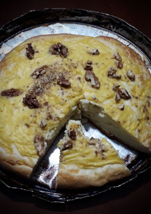Una foto de Pizza dulce con crema pastelera y nueces 😋😊