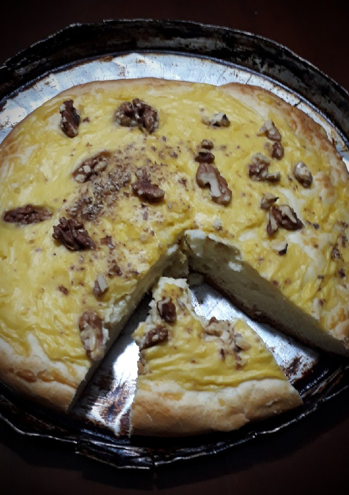 Una foto de Pizza dulce con crema pastelera y nueces 😋😊