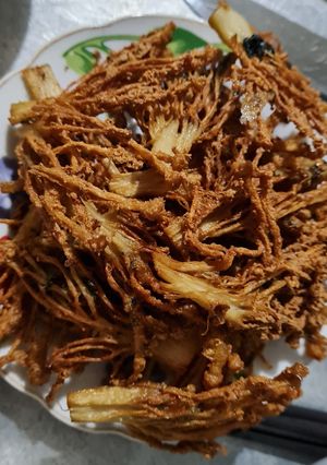 Hình của món Nấm kim chi chiên giòn.