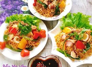 Hình của món Mì gói xào mực,thịt bò và rau củ.
