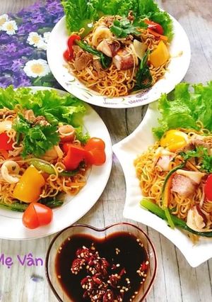 Hình của món Mì gói xào mực,thịt bò và rau củ.