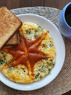 Una foto de Tortilla de huevo con cebollas de cambray