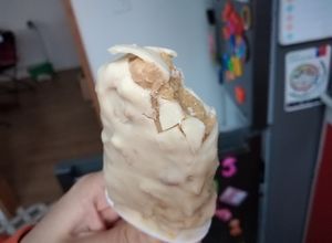 Una foto de Helado de banana, manjar y kéfir