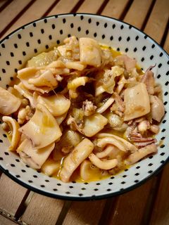 Una foto de Calamar encebollado con cava 🦑 🧅 🍾