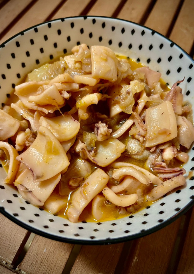 Una foto de Calamar encebollado con cava 🦑 🧅 🍾