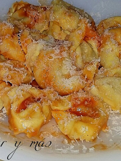 Una foto de Cocina para indigentes de tiempo.TORTELLINI con tomate y queso