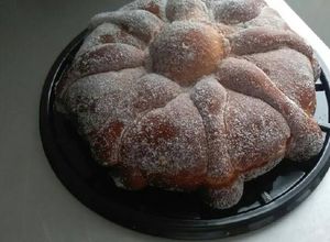 Una foto de Pan de muerto de naranja