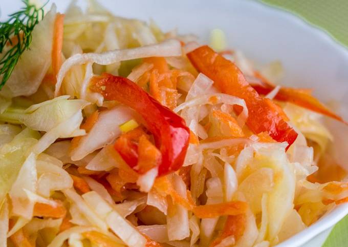 Салат витаминный из капусты и моркови с уксусом
