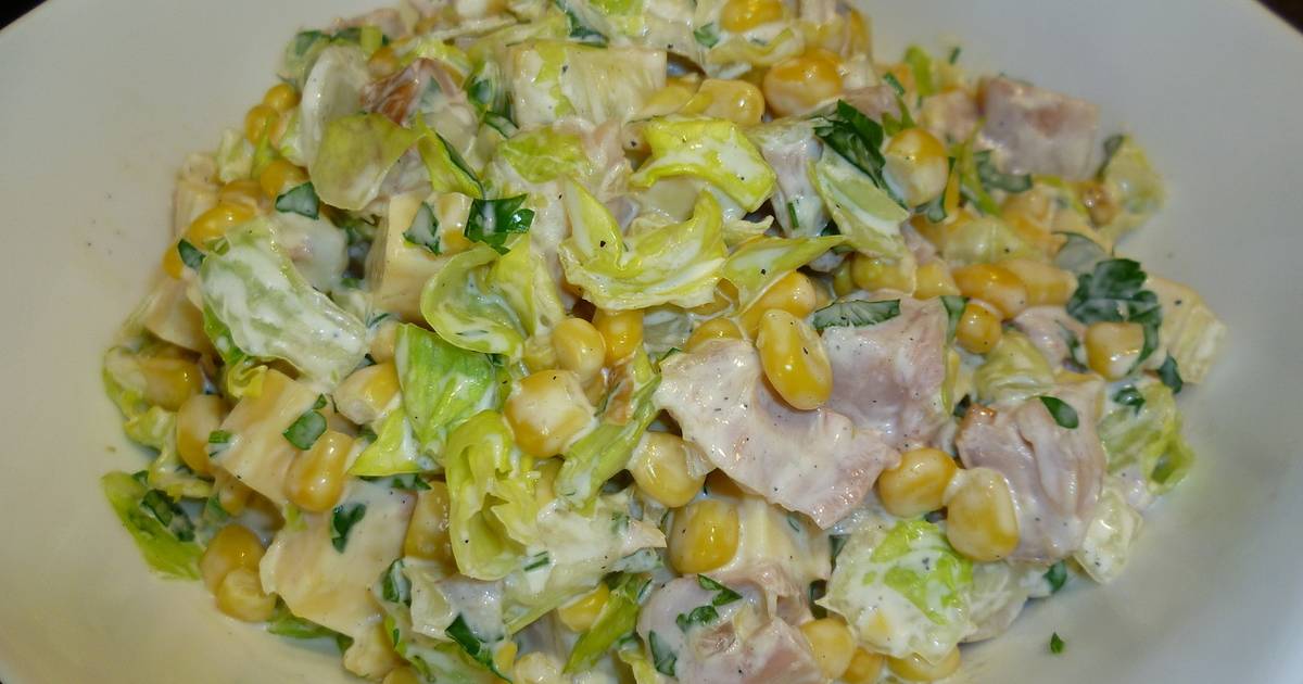 Смешиваем салат с курицей и кукурузой.