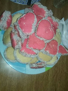 Una foto de Alfajores de maicena, también en forma de corazones