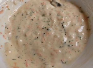 Una foto de Salsa/aderezo de yogurt griego🥙🌭🫕