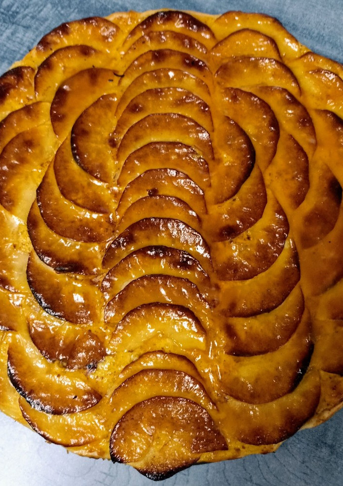 Una foto de Tarta de manzana casera con masa filo