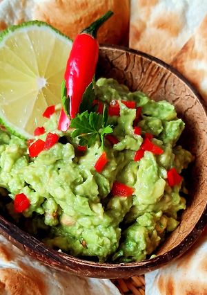 Une photo de Guacamole et tortillas grillées