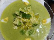 Una foto de sopa verde