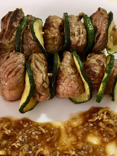 Una foto de Brochetas de ternera y calabacín con vinagreta de sésamo, jengibre y soja