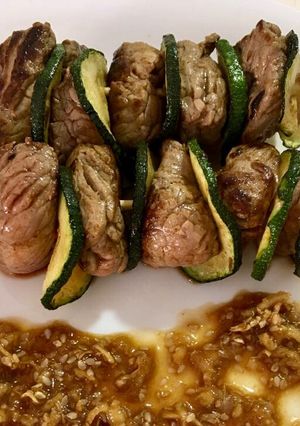 Una foto de Brochetas de ternera y calabacín con vinagreta de sésamo, jengibre y soja