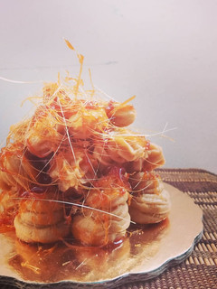 Una foto de Croquembouche (masa choux y crema pastelera)