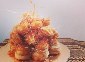 Una foto de Croquembouche (masa choux y crema pastelera)
