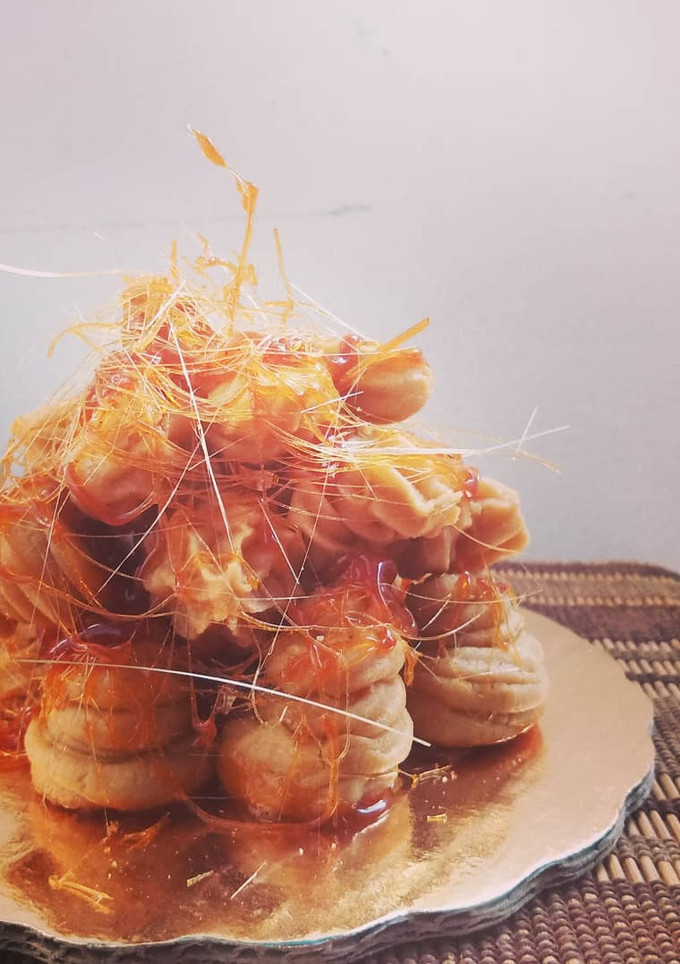 Una foto de Croquembouche (masa choux y crema pastelera)