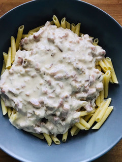 Una foto de Pasta carbonara con cebolla crujiente! 🍽