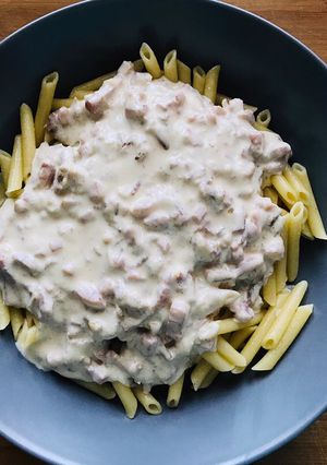 Una foto de Pasta carbonara con cebolla crujiente! 🍽
