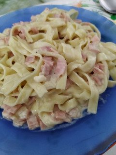 Una foto de Espagueti a la crema con jamón