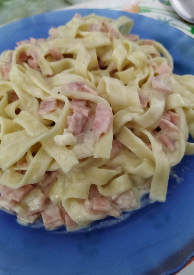 Una foto de Espagueti a la crema con jamón