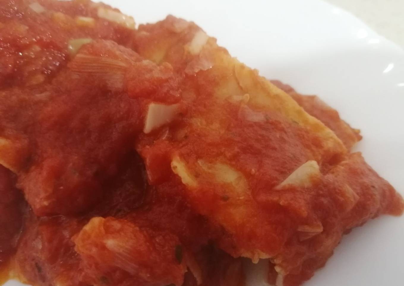 Merluza en salsa de tomate con mambo