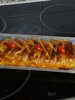 Una foto de Trenza de hojaldre rellena de gambas y salmón