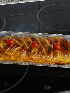 Una foto de Trenza de hojaldre rellena de gambas y salmón
