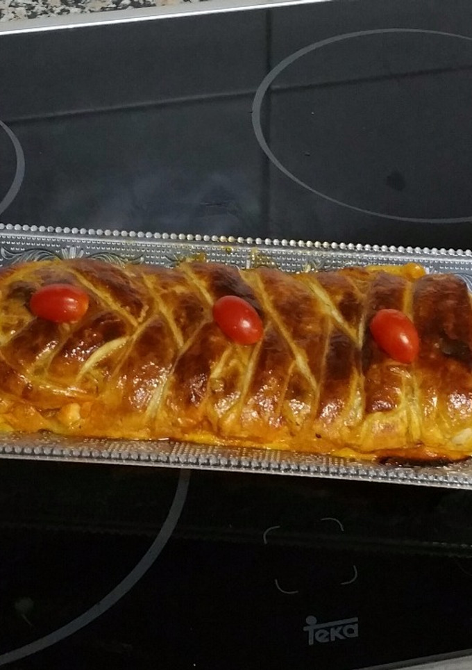 Una foto de Trenza de hojaldre rellena de gambas y salmón