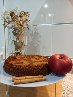 Una foto de Bizcocho húmedo con confitura de nísperos y manzana 🍎
