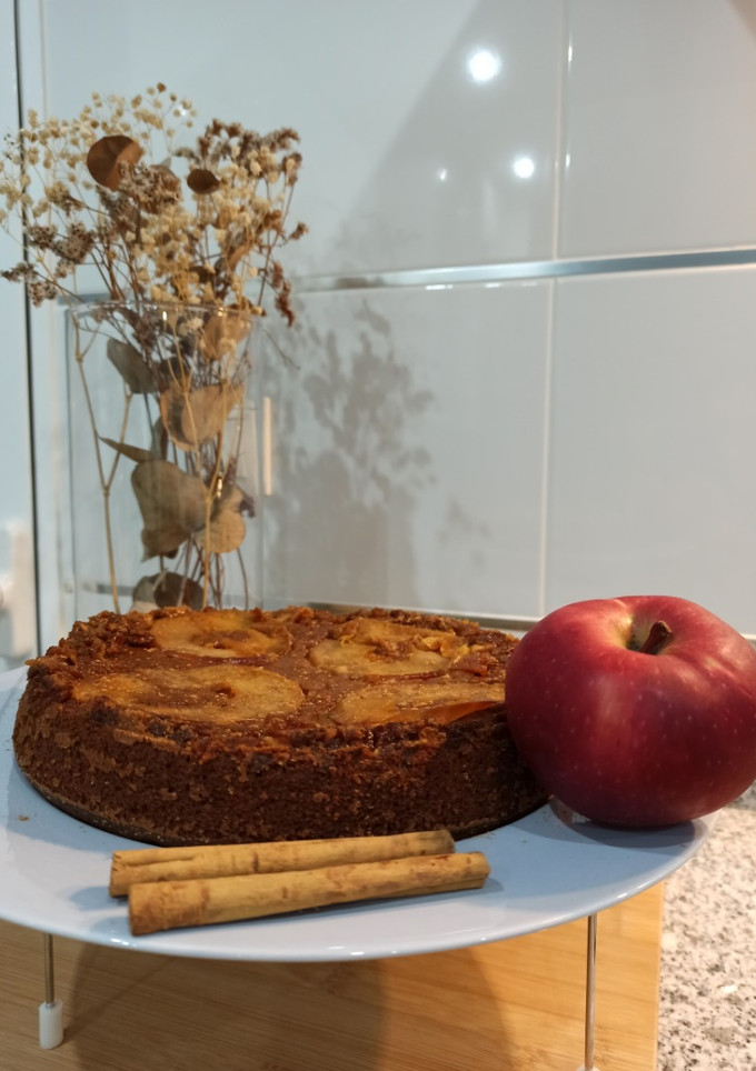 Una foto de Bizcocho húmedo con confitura de nísperos y manzana 🍎