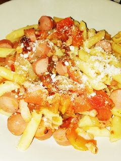 Una foto de Salchichas enchipotladas con pasta 🍝