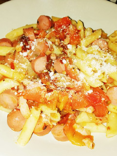 Una foto de Salchichas enchipotladas con pasta 🍝