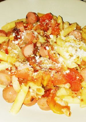 Una foto de Salchichas enchipotladas con pasta 🍝