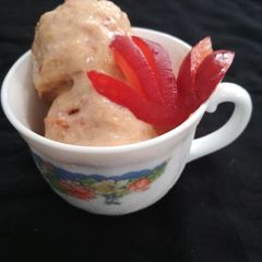 A picture of Peach and plum frozen yogurt.