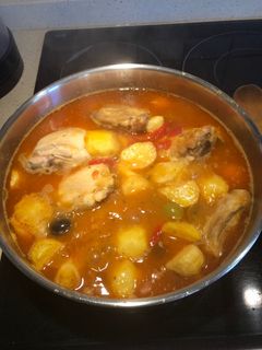 Una foto de Pollo con papas compuestas