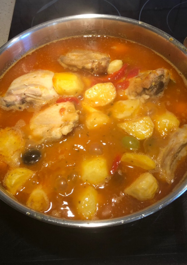 Una foto de Pollo con papas compuestas