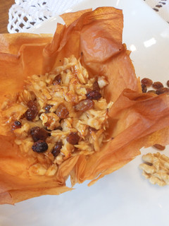 Una foto de Pasteles de pasta filo manzana pasas y nueces