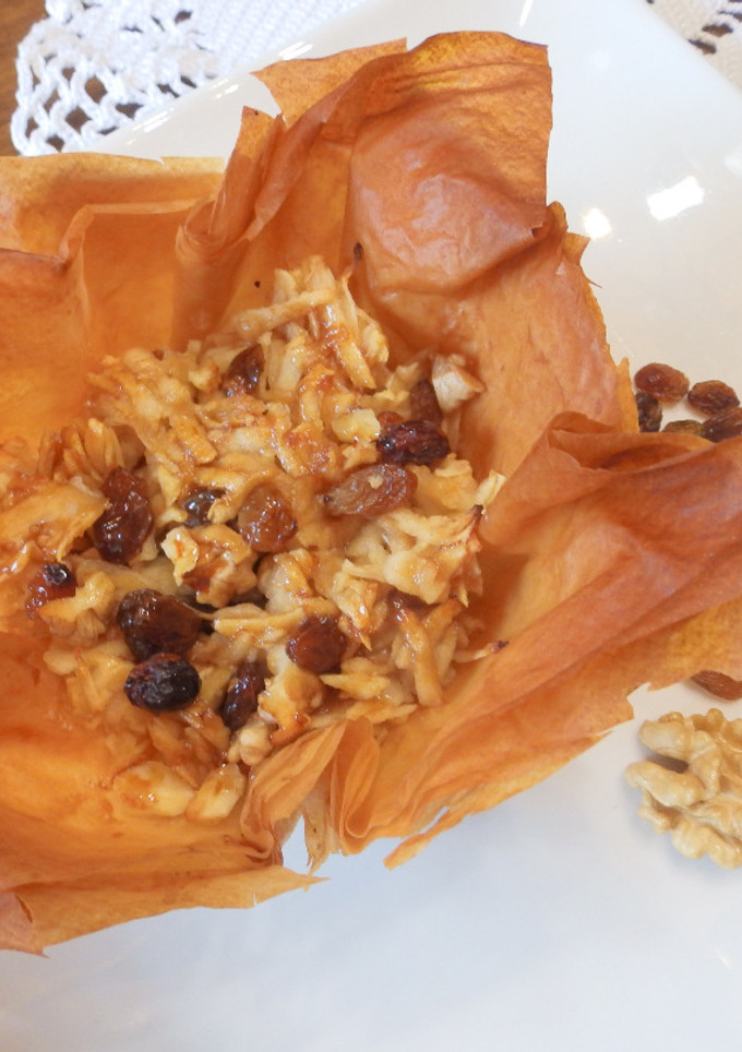 Una foto de Pasteles de pasta filo manzana pasas y nueces