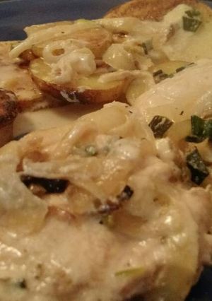 Una foto de Supremas de pollo a la crema con papa y verdeo